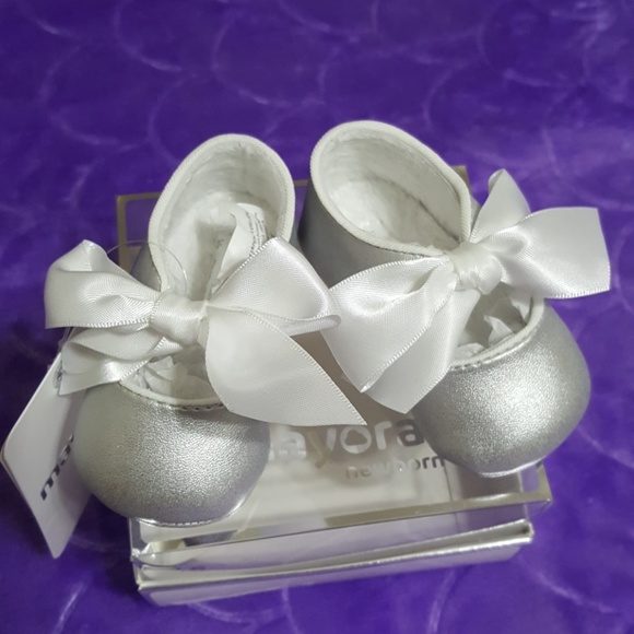 Precious baby shoes. NEW WITH TAGS. - Picture 4 of 7